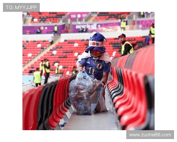 足球明星街头闲逛引发球迷围观热潮瞬间成焦点 足球明星街头闲逛引发球迷围观热潮瞬间成焦点