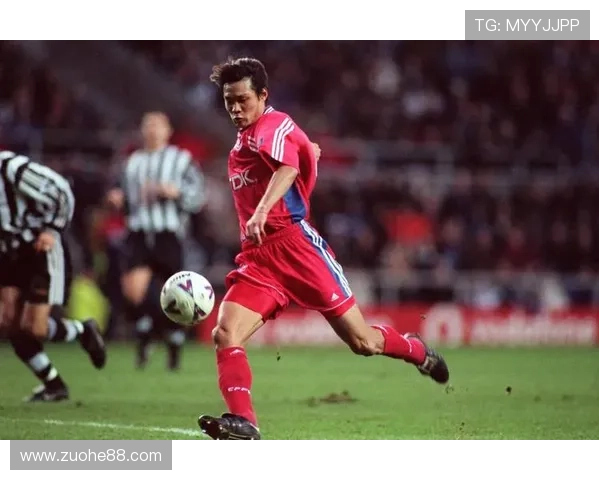 足球明星跨界挑战在舞台上展现球技与魅力的精彩瞬间